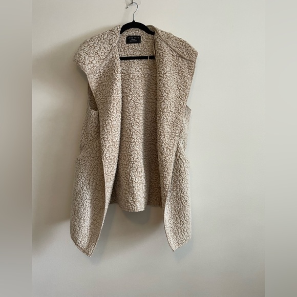 Love Tree fuzzy vest - Picture 1 of 2